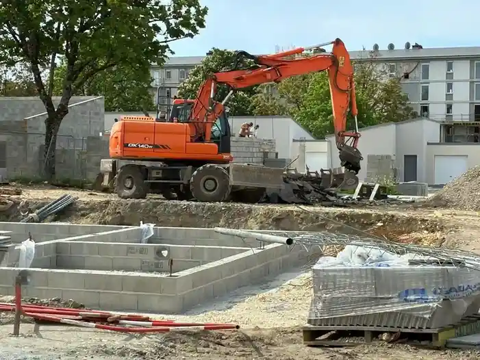 Avant d'acheter, demandez systématiquement un certificat d'urbanisme opérationnel. Ce document gratuit vous informera sur l'état des réseaux publics existants et sur la faisabilité technique de votre projet, vous épargnant ainsi des études de sol