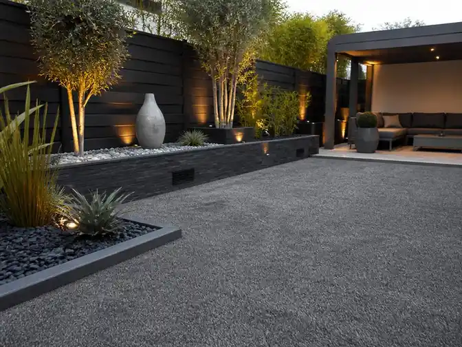 Aménager un extérieur moderne avec du gazon artificiel gris