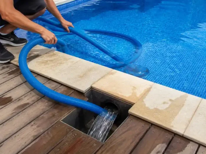 Guide technique : vidanger les impuretés de piscine par l'égout