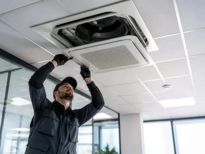 Pourquoi choisir une climatisation cassette plafond pour vos projets