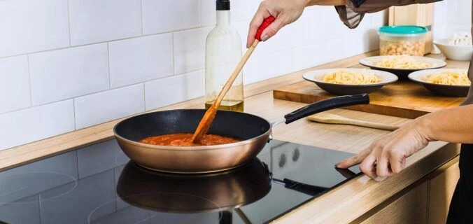 À une distance de seulement trente centimètres de la zone de cuisson, le champ magnétique résiduel devient pratiquement indécelable par les appareils de mesure standards.
