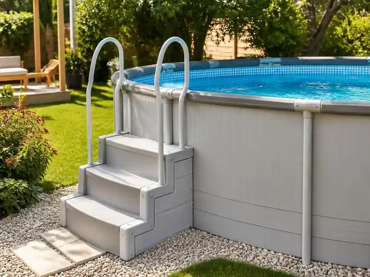 Comment choisir un escalier de piscine hors sol sécurisé
