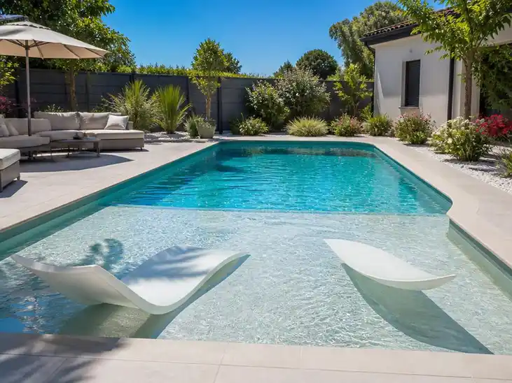 Pourquoi choisir une piscine coque avec plage immergée