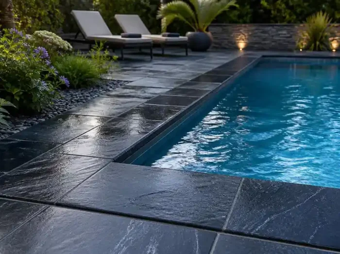 Sublimer les abords de votre bassin avec une margelle piscine en ardoise