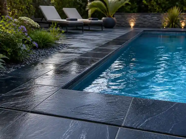 Sublimer les abords de votre bassin avec une margelle piscine en ardoise